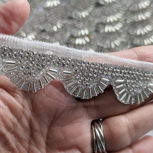 Bordure en dentelle de tuyaux en verre argentée, bordure en tissu indien, embellissement pour tenue de mariée, embellissement de travail de ruban indien à coudre, rouleau de 9 mètres