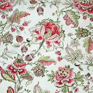 Peut inclure: Un tissu blanc avec un motif floral composé de fleurs roses et vertes. Les fleurs sont stylisées et ont un aspect vintage.