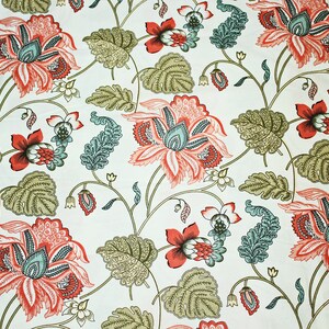 Peut inclure: Un tissu blanc avec un motif répété de fleurs roses, rouges et vertes. Les fleurs ont un motif de type paisley et sont entourées de feuilles.