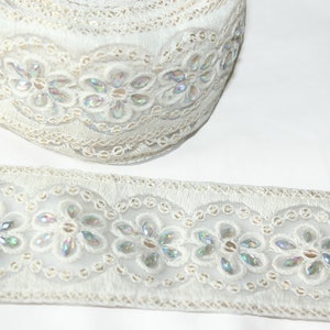 Dentelle florale que l'on peut teindre en blanc avec strass, appliques à coudre indiennes, rouleau de 9 mètres