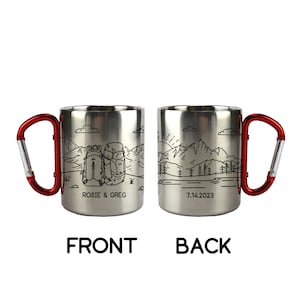 Puede incluir: Taza de camping de acero inoxidable con asa de mosquet&oacute;n roja. La parte delantera presenta una escena de monta&ntilde;a con dos mochilas y el texto "ROSIE & GREG". La parte trasera muestra un paisaje monta&ntilde;oso con la fecha "7.14.2023".