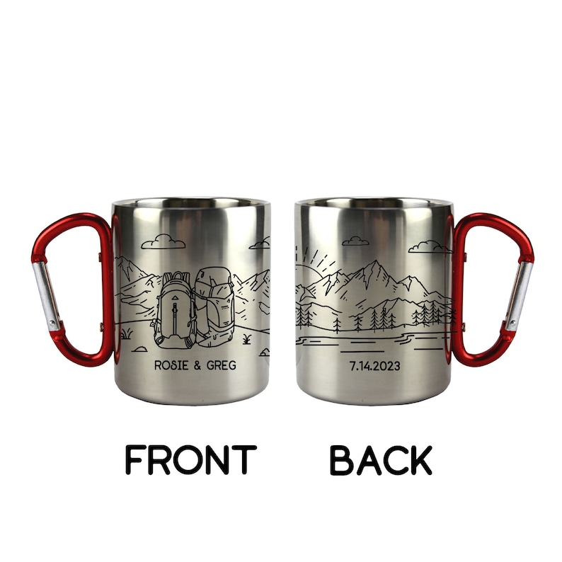 Puede incluir: Taza de camping de acero inoxidable con asa de mosquet&oacute;n roja. La parte delantera presenta una escena de monta&ntilde;a con dos mochilas y el texto "ROSIE & GREG". La parte trasera muestra un paisaje monta&ntilde;oso con la fecha "7.14.2023".