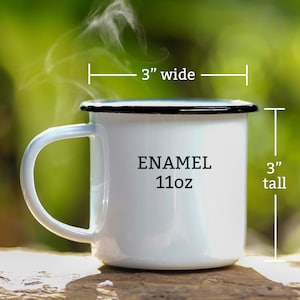 Puede incluir: Taza de esmalte blanco con borde y asa negros. La taza mide 7,6 cm de ancho y 7,6 cm de alto y contiene 312 gramos. La palabra "ENAMEL" est&aacute; impresa en el lateral de la taza.