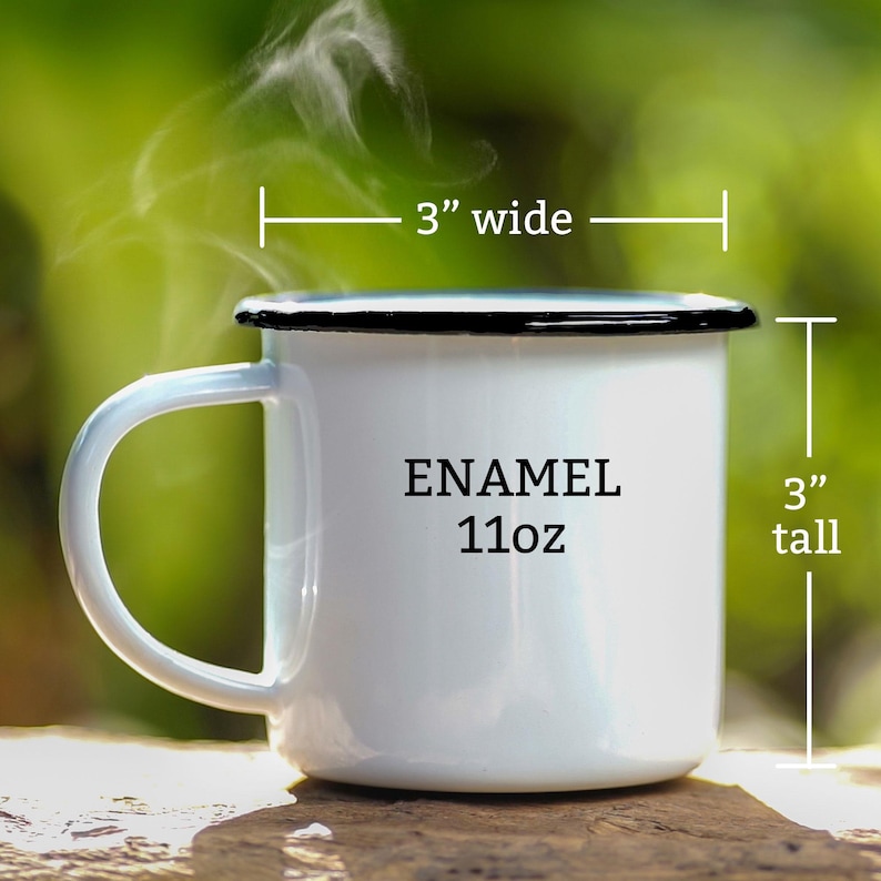 Puede incluir: Taza de esmalte blanco con borde y asa negros. La taza mide 7,6 cm de ancho y 7,6 cm de alto y contiene 312 gramos. La palabra "ENAMEL" est&aacute; impresa en el lateral de la taza.