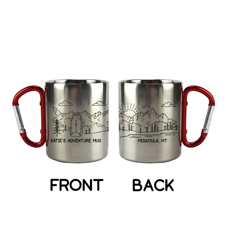 Puede incluir: Dos tazas de viaje de acero inoxidable con asas de mosquet&oacute;n rojas. Una taza presenta un gr&aacute;fico de monta&ntilde;a y mochila con el texto "KATIE'S ADVENTURE MUG". La otra taza tiene un gr&aacute;fico de monta&ntilde;a y amanecer con el texto "MISSOULA, MT".