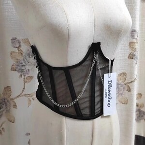 K&ouml;nnte beinhalten: Schwarzes Mesh-Korsett mit silbernem Kettendetail und einem wei&szlig;en Etikett mit der Aufschrift "Dikessshop on Etsy".