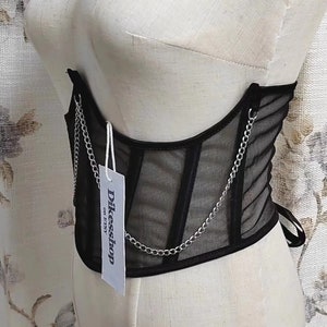 K&ouml;nnte beinhalten: Schwarzes Mesh-Korsett mit silbernem Kettendetail und einem wei&szlig;en Etikett mit der Aufschrift "Dikessshop on Etsy".
