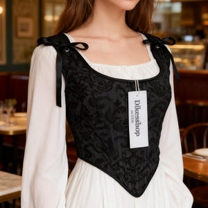 Top estilo corsé vintage negro con estampado floral y bustier corto victoriano con cordones