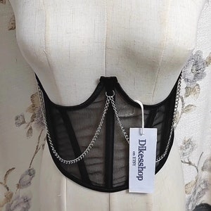 K&ouml;nnte beinhalten: Schwarzes Mesh-Korsett mit silbernen Ketten und einem wei&szlig;en Etikett mit der Aufschrift "Dilkesshop on Etsy".