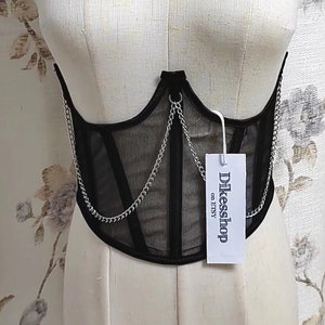 K&ouml;nnte beinhalten: Schwarzes Mesh-Korsett mit silbernen Ketten und einem wei&szlig;en Etikett mit der Aufschrift "Dikeesshop on ETSY".