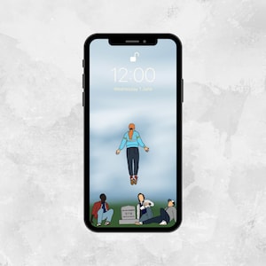 以下が含まれることがあります： 電話の画面に、12:00 と水曜日 6 月 1 日のデジタル時計が表示されています。背景画像は、曇り空に青い服を着た人が空中に浮いている様子です。その人の下に、4 人の人が地面に座っています。