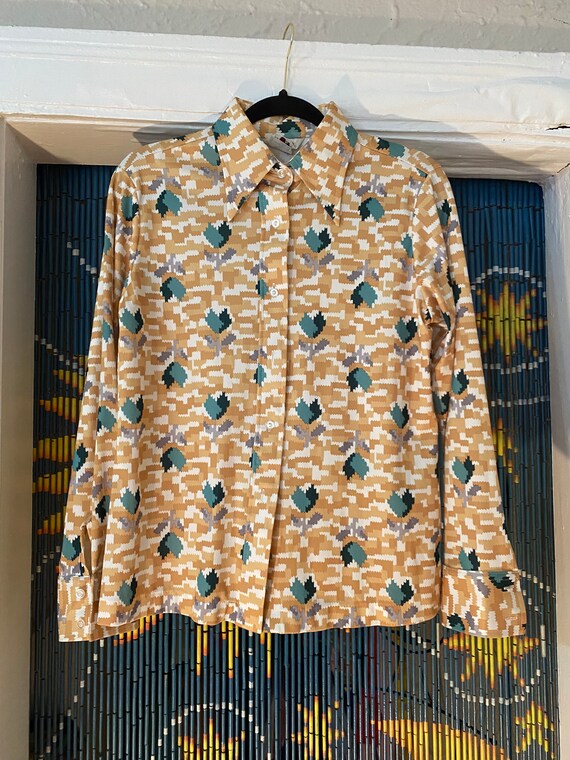 ML 1970s orange and blue abstract blouse 70s vintage pussy bow draped button-front rayon shirt with abstract floral print