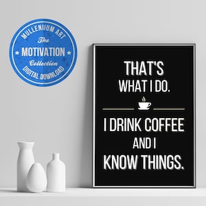 Op de afbeelding: Zwart-witte printbare wandkunst met de tekst "That's what I do. I drink coffee and I know things." Een klein kopje koffie-icoon bevindt zich boven de tekst "I drink coffee".