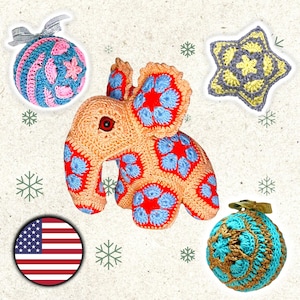 Könnte beinhalten: Eine Sammlung handgefertigter Häkelornamente und ein kleiner Elefant. Der Elefant ist beige mit roten und blauen Akzenten. Die Ornamente umfassen eine blau-rosa Kugel, einen Stern und eine türkis-goldene Kugel. Der Hintergrund hat Schneeflocken.