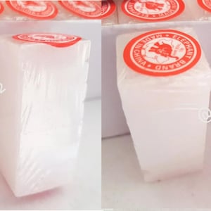 Puede incluir: Dos bloques rectangulares blancos con etiquetas rojas y blancas que dicen "North Elephant Brand China". Los bloques están envueltos en plástico transparente.