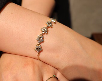Gold Flowers Bracelet, Gold Thin Bracelet, Dangling Bracelet, Minimalist Design, Women Bracelet, Dainty Gold Chain