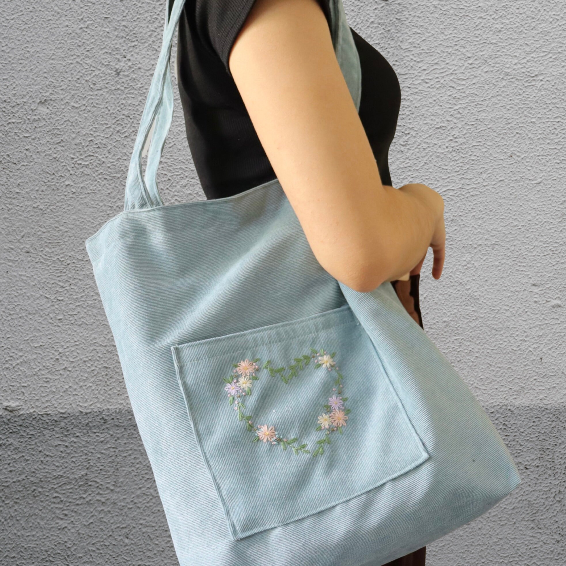バッグ LQQK STUDIO LOGO EMBROIDERY CORDUROY BAG LQQK STUDIO LOGO EMBROIDERY CORDUROY BAG