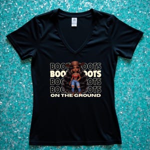 Stiefel auf dem Boden T-Shirt