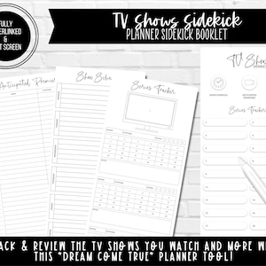 Puede incluir: Un folleto planificador en blanco y negro titulado "TV Shows Sidekick Planner Sidekick Booklet". El folleto incluye secciones para horarios de programas, estrenos anticipados, rastreadores de series y notas. También es visible el texto "Track & Review the TV Shows You Watch and More With This 'Dream Come True' Planner Tool!"
