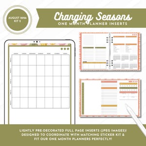 Op de afbeelding: Changing Seasons augustus 2026 Kit 2 maandplanner-inlays met een digitale tabletweergave van een maandkalender, een open ringbandplanner met dagelijkse takenlijsten en een enkele paginalay-out met een styluspen voor planning.