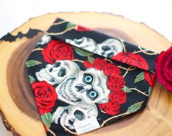 Bandana de perro calavera y rosas, bandana de perro calavera, bandana de perro de Halloween, bandana de perro lindo espeluznante, Rosas Muertas, Dia De Los Muertos Bandana