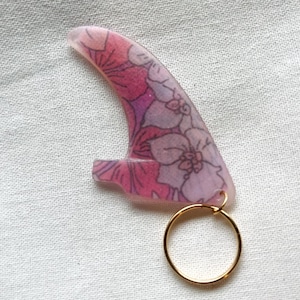 Llavero de aleta de surf personalizado hecho a mano / Llavero de surf de resina E-proxy / Incrustación de tela / Regalo para ella / Regalo de cumpleaños