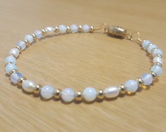 White pearl and moonstone bracelet with 18 ct gold plated beads | Freshwater pearls | Gift | Gold beads | Present | Beaded bracelet