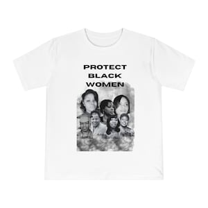 Puede incluir: Camiseta blanca con la frase "PROTECT BLACK WOMEN" sobre un collage en escala de grises de rostros de mujeres. El diseño está centrado en la parte delantera de la camiseta, con un fondo suave en forma de nube.