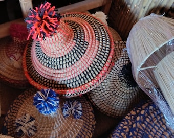 Cesto per tajine in canne intrecciate a mano – Contenitore colorato in stile boho, porta pane berbero