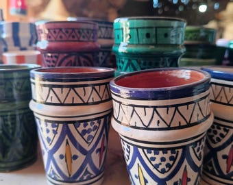 Handbemalte marokkanische Keramik-Teetassen - Set aus traditioneller kunsthandwerklicher Keramik von SAPLEXE