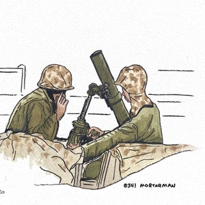 Könnte beinhalten: Eine Schwarzweißillustration von zwei Soldaten, die einen Mörser bedienen. Die Soldaten tragen Tarnuniformen und Helme. Der Mörser ist auf einer Plattform positioniert und nach oben gerichtet. Die Illustration trägt den Titel "0341 Mortarman".