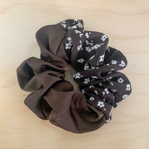 Scrunchies estampados florales en marrón y blanco / Accesorios para el cabello