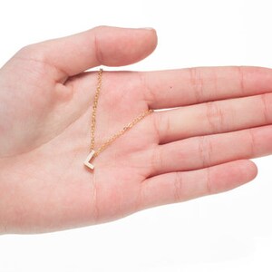 Colar com letra inicial infantil personalizado – um presente personalizável para ocasiões memoráveis