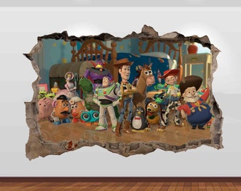 以下が含まれることがあります： トイストーリーのキャラクターが描かれた3Dウォールステッカー。ステッカーには、ウッディ、バズ・ライトイヤー、ジェシー、ブルズアイ、ミスター＆ミセス・ポテトヘッド、スリンキー・ドッグ、レックス、ハムが部屋に立っている様子が描かれています。ステッカーは、キャラクターが壁を突き破っているように見えるようにデザインされています。