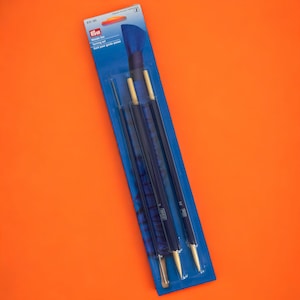 May include: A pack of three wooden turning tools for quilting. The tools are blue and white with wooden handles. The pack is labelled "Wunda-Bar Turning Tool Quilt-per guide-passe."