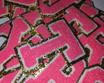 Letras de chenilla en rosa intenso con borde dorado, 3,12 pulgadas, letras universitarias, letras difusas, letras de chenilla de moda, letras prensadas con calor,