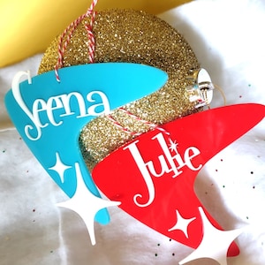 Personalize! Enfeites de Natal em acrílico em formato de bumerangue ou etiquetas de identificação para meias, personalizados no estilo moderno de meados do século.