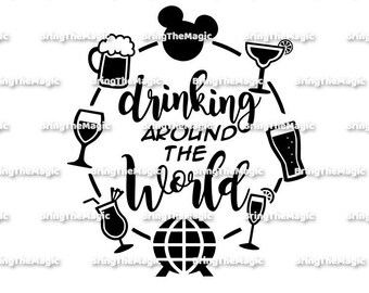 Puede incluir: Ilustración en blanco y negro de una cabeza de Mickey Mouse con el texto "drinking around the world" en un círculo. El círculo está rodeado de varios iconos de bebidas, incluyendo una jarra de cerveza, una copa de vino, una copa de margarita, una copa de cóctel y una copa de champán.