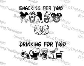Puede incluir: Diseño gráfico en blanco y negro con el texto "Snacking for Two" y "Drinking for Two". El diseño presenta orejas de Mickey Mouse, un cubo de palomitas de maíz, una pierna de pavo, una copa de helado de Mickey Mouse, un pretzel de Mickey Mouse y una variedad de bebidas.