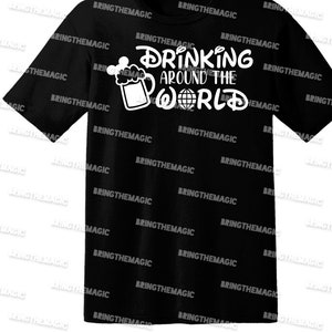 Puede incluir: Camiseta negra con un gr&aacute;fico blanco de una jarra de cerveza y el texto "Drinking Around the World" en una fuente estilizada.