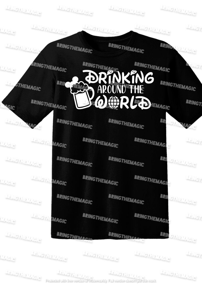 Puede incluir: Camiseta negra con un gr&aacute;fico blanco de una jarra de cerveza y el texto "Drinking Around the World" en una fuente estilizada.