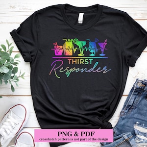 Może przedstawiać: Czarny T-shirt z tęczową grafiką bicia serca z kieliszkami do koktajli i tekstem "THIRST RESPONDER".
