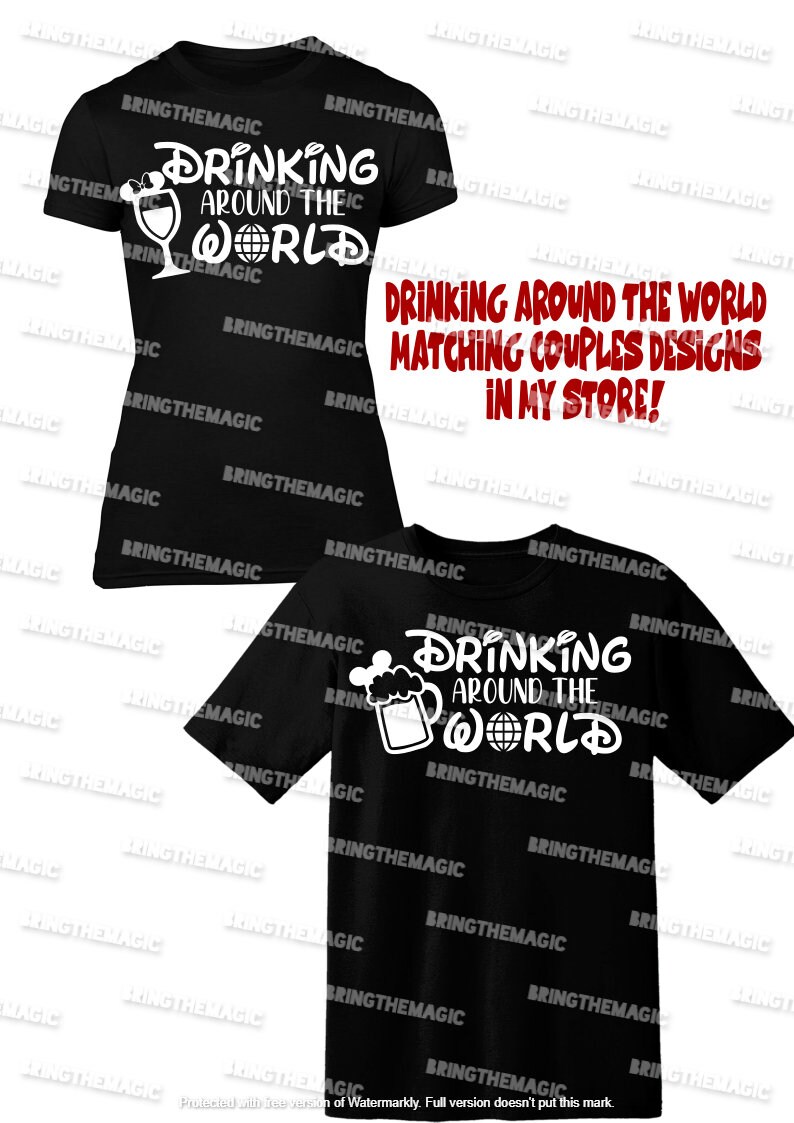 Puede incluir: Dos camisetas negras con texto blanco que dice "Drinking Around the World" con una oreja de Mickey Mouse y una copa de vino en la camiseta de la izquierda y una oreja de Mickey Mouse y una jarra de cerveza en la camiseta de la derecha. El texto "Drinking Around the World Matching Couples Designs in My Store!" est&aacute; escrito en rojo sobre un fondo blanco.