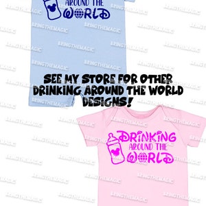 Puede incluir: Dos bodies para beb&eacute;, uno azul claro y otro rosa, con el texto "Drinking Around the World" y un biber&oacute;n con una oreja de Mickey Mouse. El texto est&aacute; en una fuente de Disney.