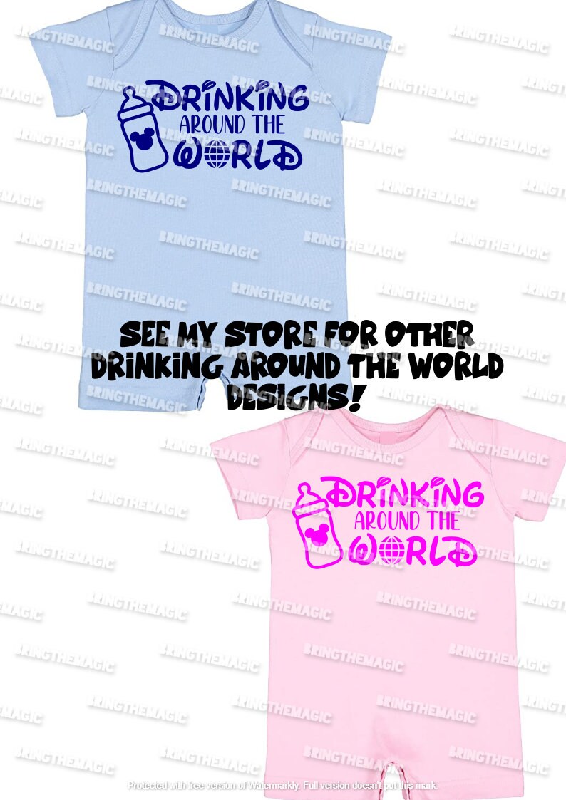 Puede incluir: Dos bodies para beb&eacute;, uno azul claro y otro rosa, con el texto "Drinking Around the World" y un biber&oacute;n con una oreja de Mickey Mouse. El texto est&aacute; en una fuente de Disney.