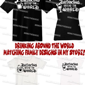 Puede incluir: Cuatro camisetas blancas con texto negro que dice "Drinking Around the World" con un gr&aacute;fico de una jarra de cerveza, una copa de vino, un biber&oacute;n y una taza para beber. Las camisetas son para una familia.