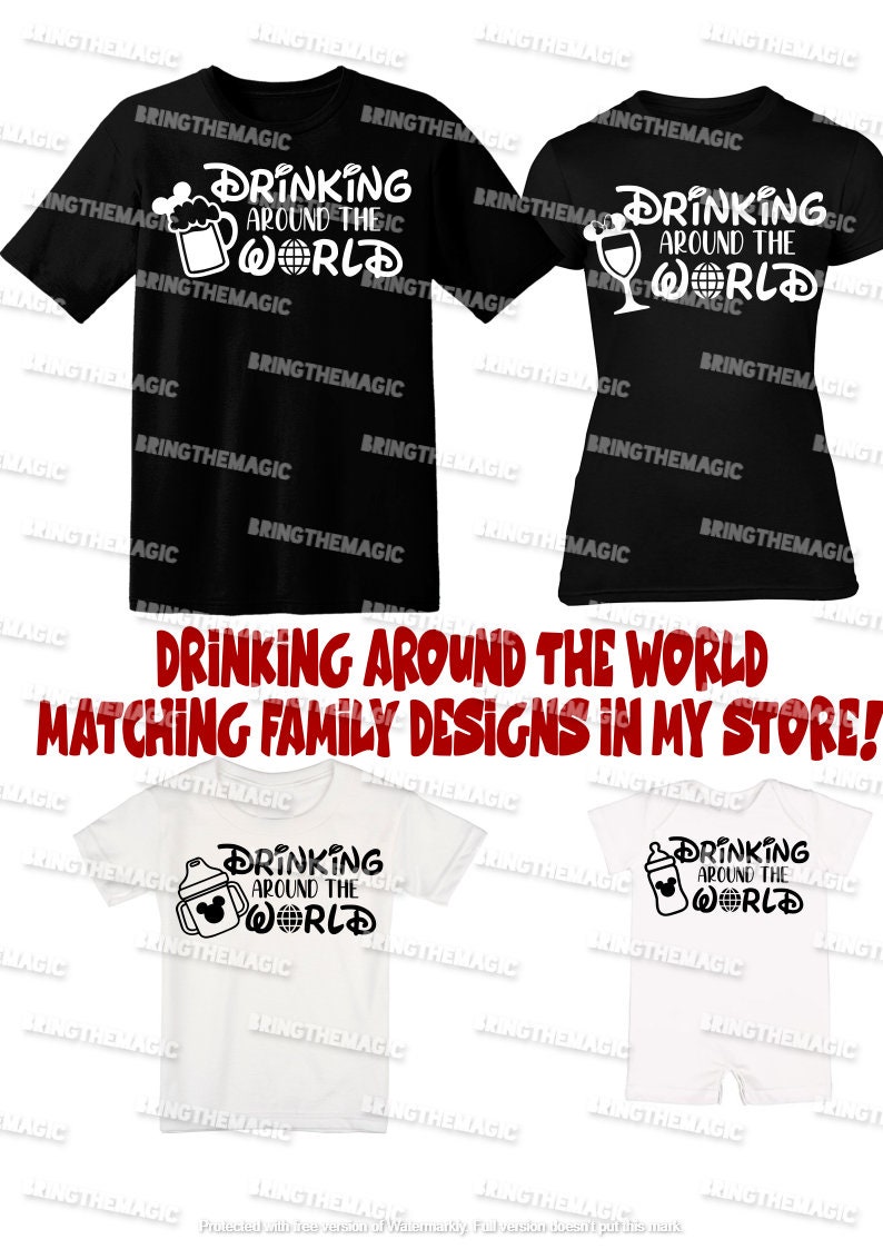 Puede incluir: Cuatro camisetas blancas con texto negro que dice "Drinking Around the World" con un gr&aacute;fico de una jarra de cerveza, una copa de vino, un biber&oacute;n y una taza para beber. Las camisetas son para una familia.
