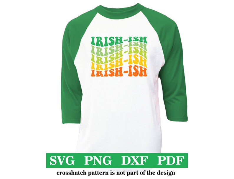 Puede incluir: Una camiseta de b&eacute;isbol blanca con mangas verdes. La camiseta tiene un dise&ntilde;o gr&aacute;fico de la palabra "IRISH-ISH" repetida en un patr&oacute;n de arco&iacute;ris.