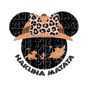 Op de afbeelding: Een zwart en bruin cirkelvormig ontwerp met de tekst "Hakuna Matata" en de woorden "King the Magic" die zich rond de cirkel herhalen. Het ontwerp bevat een bruine hoed met een luipaardprint strik en drie silhouetten van leeuwen.