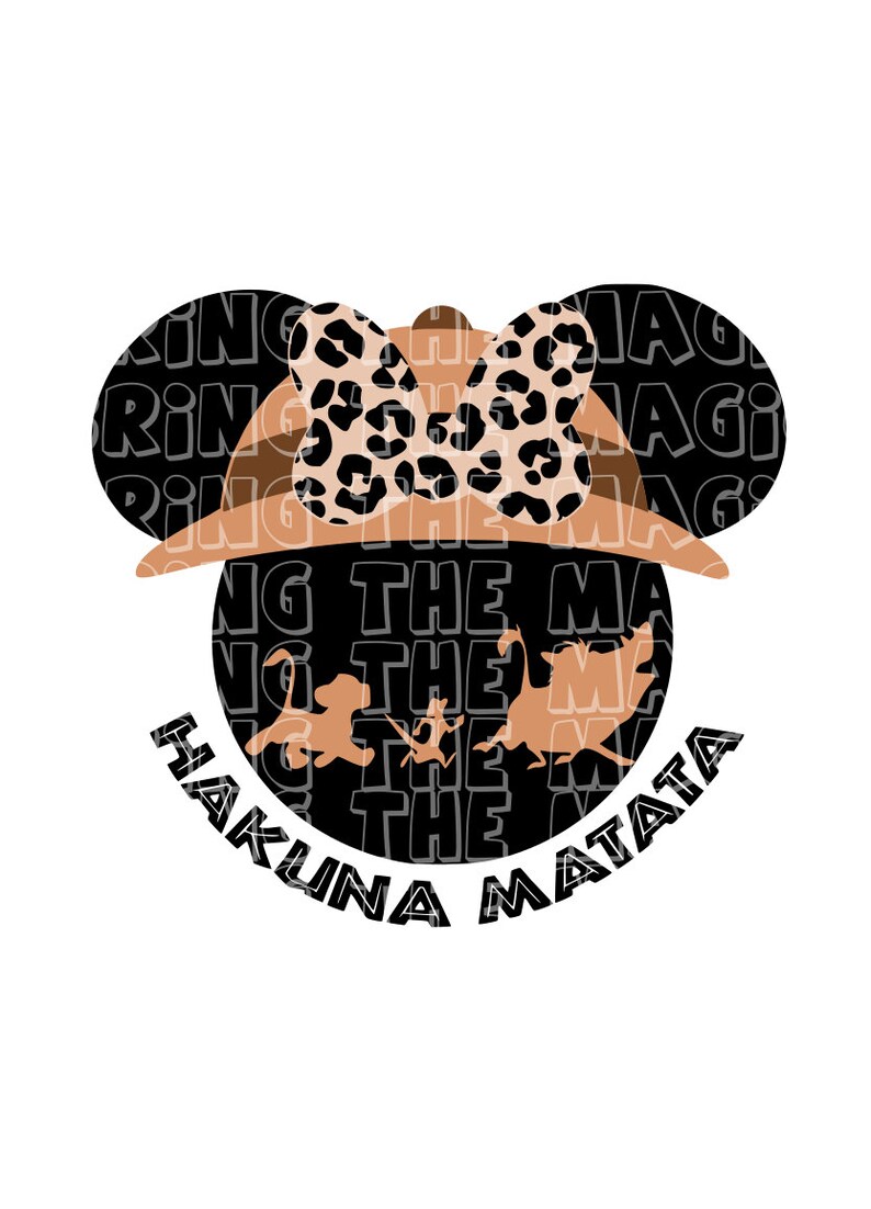 Op de afbeelding: Een zwart en bruin cirkelvormig ontwerp met de tekst "Hakuna Matata" en de woorden "King the Magic" die zich rond de cirkel herhalen. Het ontwerp bevat een bruine hoed met een luipaardprint strik en drie silhouetten van leeuwen.